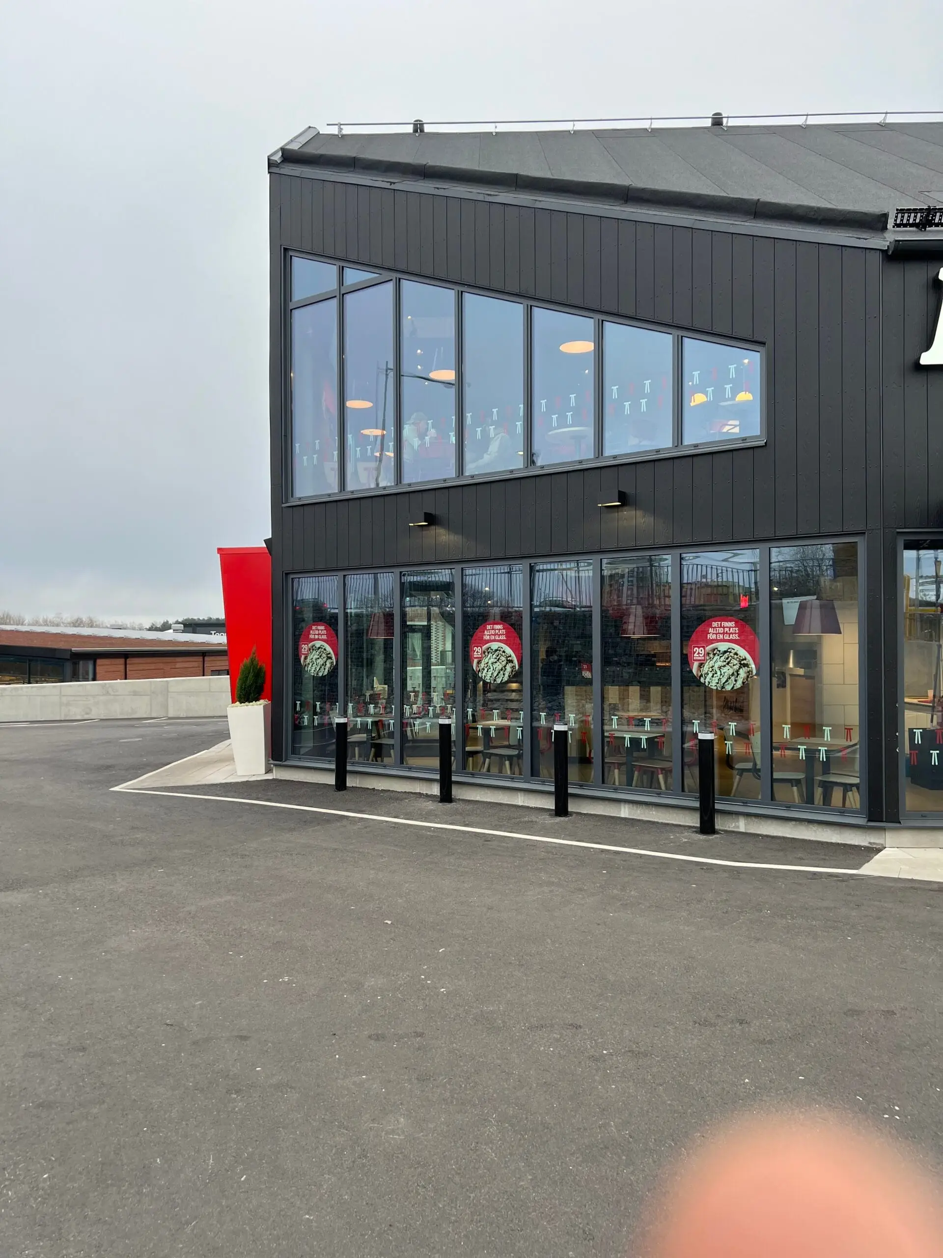 KFC Täby – fönster, dörrar